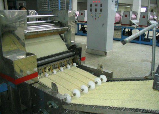 China Linha de produção alimentar fritada dos macarronetes imediatos, aprovação do ISO do equipamento da transformação de produtos alimentares fornecedor